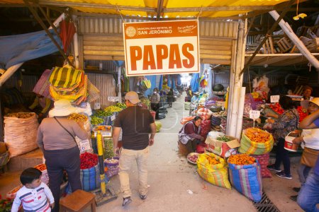 Foto de Cusco, Perú; 1 de enero de 2023: Actividad en el Mercado de San Jerónimo uno de los más grandes de la ciudad de Cusco. - Imagen libre de derechos