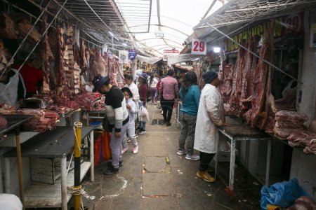 Foto de Cusco, Perú; 1 de enero de 2023: Puesto de venta de carne en el mercado central de Sant Jernimo de Cusco en Perú. - Imagen libre de derechos