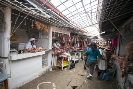 Foto de Cusco, Perú; 1 de enero de 2023: Puesto de venta de carne en el mercado central de Sant Jernimo de Cusco en Perú. - Imagen libre de derechos