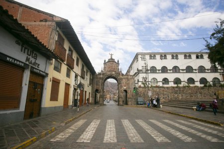 Téléchargez les photos : Cusco, Pérou ; 1er janvier 2023 : Ancienne arche en pierre dans une rue du centre historique de Cusco - en image libre de droit