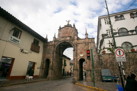 Foto de Cusco, Perú; 1 de enero de 2023: Antiguo arco de piedra en una calle en el centro histórico de Cusco - Imagen libre de derechos