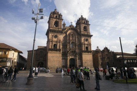 Foto de Cusco, Perú; 1 de enero de 2023: Iglesia de la Compañía de Jesús. Hecho de piedra, terminado en 1765, con un espectacular interior cubierto de pan de oro. - Imagen libre de derechos