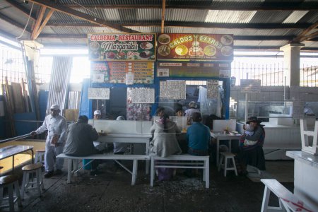 Téléchargez les photos : Cusco, Pérou ; 1er janvier 2023 : Activité commerciale avec les vendeurs locaux sur le marché alimentaire de San Pedro à Cusco. - en image libre de droit