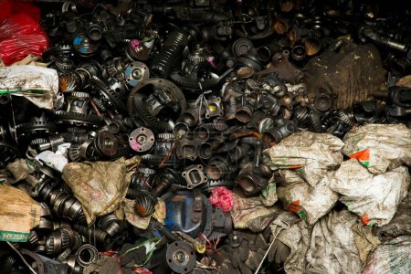 Téléchargez les photos : Pile de pièces mécaniques empilées dans la ville de Bangkok en Thaïlande. - en image libre de droit