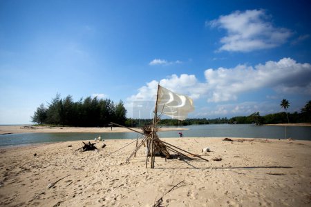 Foto de Cabaña de pescadores en la playa en la costa de la provincia de Sichon en el sur de Tailandia. - Imagen libre de derechos
