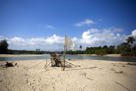 Téléchargez les photos : Cabane de pêcheur sur la plage sur la côte de la province de Sichon dans le sud de la Thaïlande. - en image libre de droit