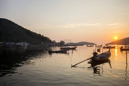 Téléchargez les photos : Bateaux de pêche à Ko Yao île dans le sud de la Thaïlande. - en image libre de droit