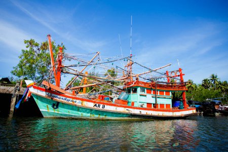 Téléchargez les photos : Bateaux de pêche à Ko Yao île dans le sud de la Thaïlande. - en image libre de droit