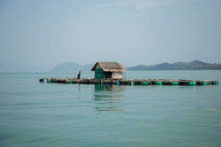 Téléchargez les photos : Ferme de homard sur l'île de Ko Yao dans le sud de la Thaïlande. - en image libre de droit