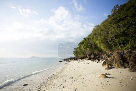 Téléchargez les photos : Vue sur une belle plage paradisiaque sur l'île de Ko Yao dans le sud de la Thaïlande. - en image libre de droit