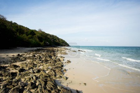 Téléchargez les photos : Vue sur une belle plage paradisiaque sur l'île de Ko Yao dans le sud de la Thaïlande. - en image libre de droit
