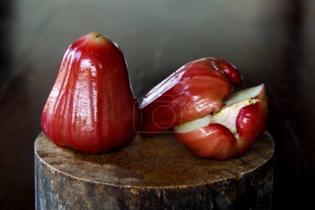 Foto de La manzana rosa, a veces llamada manzana de cera o pera de rosa es una fruta tradicional en Tailandia.. - Imagen libre de derechos