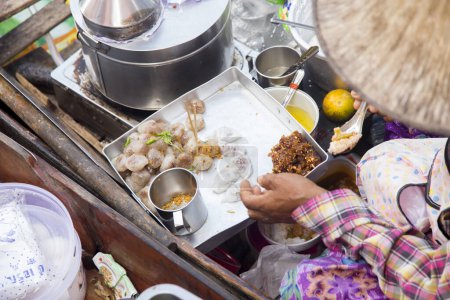 Téléchargez les photos : Pan Sip Nueng Sai Kai. Boulettes thaïlandaises à la vapeur avec garniture d'arachides de poulet. - en image libre de droit