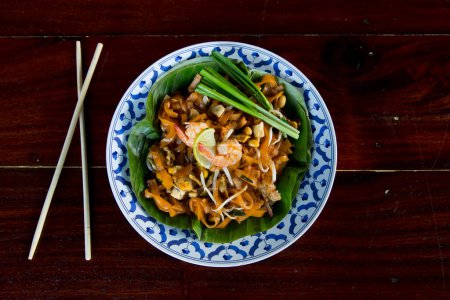 Téléchargez les photos : Street food étal cuisine Pad Thai à Bangkok, Thaïlande. - en image libre de droit