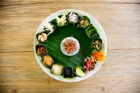 Téléchargez les photos : Khao Yam est une salade de riz thaïlandaise du sud servie avec divers ingrédients locaux. - en image libre de droit