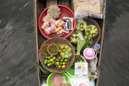 Téléchargez les photos : Bateau avec légumes à vendre dans un marché flottant dans la province de Samut Songkram en Thaïlande.. - en image libre de droit