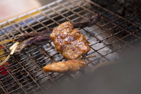 Téléchargez les photos : Le satay de porc grillé thaïlandais appelé Moo Yang est une collation populaire de la nourriture de rue. Photo prise dans la région de Bang Rak, Bangkok. - en image libre de droit