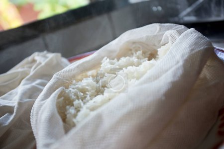 Téléchargez les photos : Riz cuit dans un sac en tissu blanc dans une cuisine à Bangkok, Thaïlande. - en image libre de droit