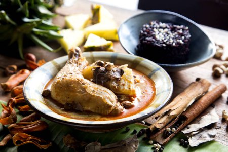 Téléchargez les photos : Massaman Curry au poulet et riz noir dans un restaurant à Chiang Mai dans le nord de la Thaïlande. - en image libre de droit