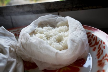 Téléchargez les photos : Riz cuit dans un sac en tissu blanc dans une cuisine à Bangkok, Thaïlande. - en image libre de droit