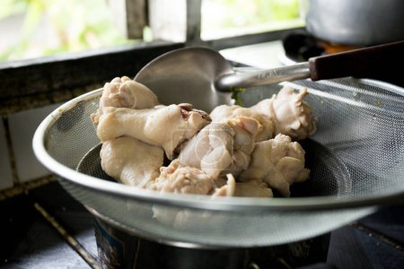 Téléchargez les photos : Tom yum est une soupe de poulet originaire de Thaïlande et on peut dire qu'il est l'un des plats les plus connus dans la cuisine thaïlandaise. - en image libre de droit