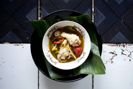 Téléchargez les photos : Tom yum est une soupe de poulet originaire de Thaïlande et on peut dire qu'il est l'un des plats les plus connus dans la cuisine thaïlandaise. - en image libre de droit