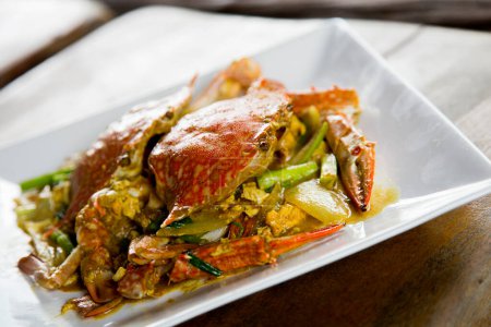 Téléchargez les photos : Crabe du piment frit thaïlandais (Poo Pad Namprik Phao) servi dans un restaurant dans le sud de la Thaïlande île de Ko Yao. - en image libre de droit