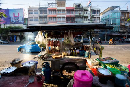 Téléchargez les photos : Bureau de cuisine de rue dans les rues de Bangkok, Thaïlande. - en image libre de droit