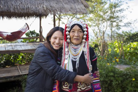 Téléchargez les photos : Chiang Mai, Thaïlande ; 1er janvier 2023 : Femme âgée de la tribu Akha indigène du nord de la Thaïlande dans une plantation de café biologique. - en image libre de droit