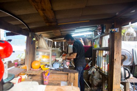 Foto de Chiang Mai, Tailandia; 1 de enero de 2023: Chef tailandés en su humilde restaurante en Chiang Mai. - Imagen libre de derechos
