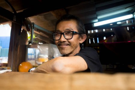 Téléchargez les photos : Chiang Mai, Thaïlande ; 1er janvier 2023 : Chef thaïlandais dans son humble restaurant à Chiang Mai. - en image libre de droit