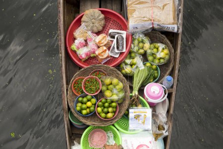 Téléchargez les photos : Amphawa, Thaïlande ; 1er janvier 2023 : Femmes vendant de la nourriture dans leurs canots dans un marché flottant dans le district d'Amphawa. - en image libre de droit