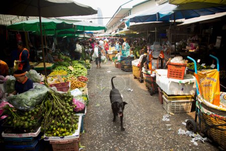 Foto de Bangkok, Tailandia; 1 de enero de 2023: Ambiente y vendedores en Khlong Toei Central Food Market en Bangkok. - Imagen libre de derechos