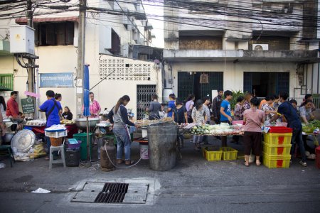 Foto de Bangkok, Tailandia; 1 de enero de 2023: Ambiente y vendedores en Khlong Toei Central Food Market en Bangkok. - Imagen libre de derechos