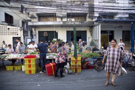 Téléchargez les photos : Bangkok, Thaïlande ; 1er janvier 2023 : Ambiance et vendeurs au Khlong Toei Central Food Market à Bangkok. - en image libre de droit
