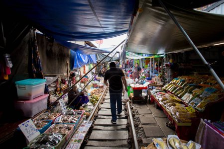 Foto de Bangkok, Tailandia; 1 de enero de 2023: Ambiente y proveedores en Maeklong Railway Market en Bangkok. - Imagen libre de derechos