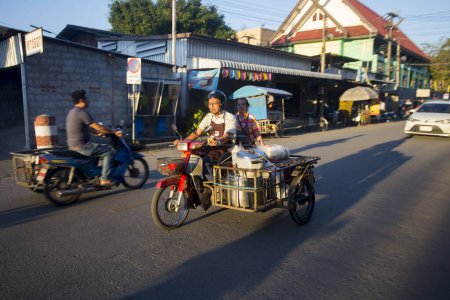Téléchargez les photos : Bangkok, Thaïlande ; 1er janvier 2023 : Personne avec son chariot mobile de nourriture de rue dans les rues de Bangkok. - en image libre de droit