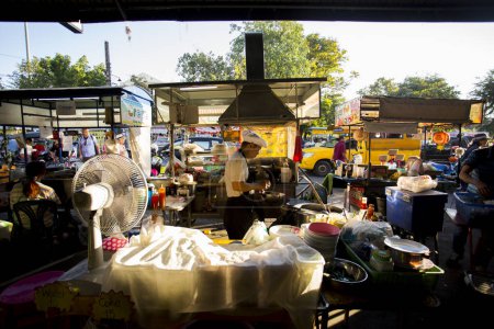 Foto de Chiang Mai, Tailandia; 1 de enero de 2023: Puesto de comida callejera en las calles de Chiang Mai. - Imagen libre de derechos