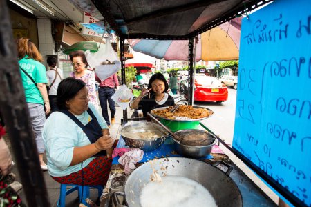 Téléchargez les photos : Bangkok, Thaïlande ; 1er janvier 2023 : étal de nourriture de rue dans les rues de Bangkok. - en image libre de droit