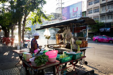 Téléchargez les photos : Bangkok, Thaïlande ; 1er janvier 2023 : étal de nourriture de rue dans les rues de Bangkok. - en image libre de droit