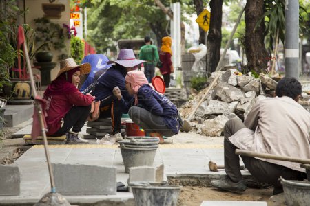 Téléchargez les photos : Bangkok, Thaïlande ; 1er janvier 2023 : Une personne mange de la nourriture de rue dans les rues de Bangkok. - en image libre de droit