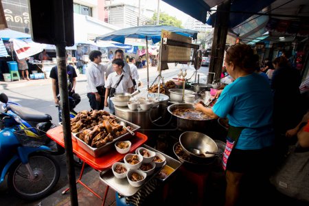 Foto de Bangkok, Tailandia; 1 de enero de 2023: Restaurante de comida callejera en una calle concurrida de Bangkok. - Imagen libre de derechos