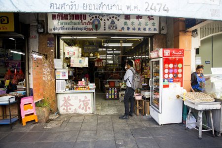 Téléchargez les photos : Bangkok, Thaïlande ; 1er janvier 2023 : Restaurant de rue dans une rue animée à Bangkok. - en image libre de droit