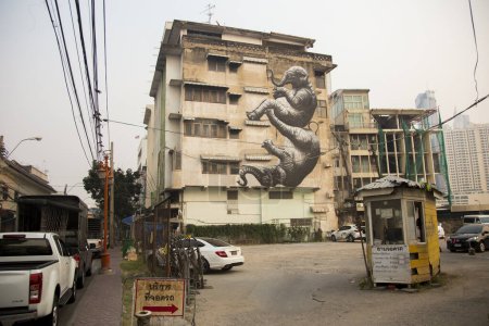 Téléchargez les photos : Bangkok, Thaïlande ; 1er janvier 2023 : Un bâtiment décoré d'art graffiti urbain. - en image libre de droit