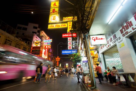 Téléchargez les photos : Bangkok, Thaïlande ; 1er janvier 2023 : Thanon Yaowarat Roadt la nuit dans le Chinatown de Bangkok. - en image libre de droit