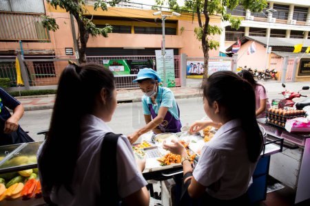 Foto de Bangkok, Tailandia; 1 de enero de 2023: Mujer vendiendo comida en las calles de Bangkok. - Imagen libre de derechos