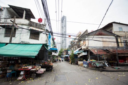 Foto de Bangkok, Tailandia; 1 de enero de 2023: Calles de los barrios en las afueras del centro de la ciudad de Bangkok. - Imagen libre de derechos