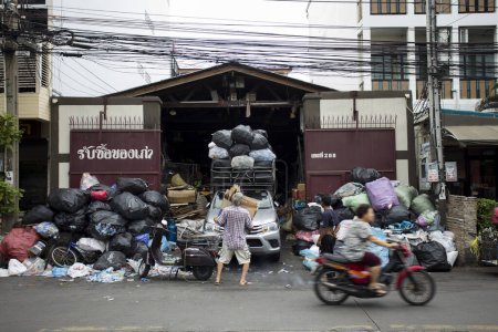 Téléchargez les photos : Bangkok, Thaïlande ; 1er janvier 2023 : La population locale de la ville de Bangkok dans l'un des quartiers à la périphérie de la ville. - en image libre de droit