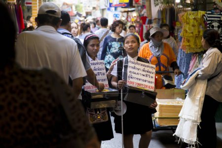Téléchargez les photos : Bangkok, Thaïlande ; 1er janvier 2023 : Deux filles d'une association pour aveugles dans les rues de la ville. - en image libre de droit