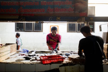 Foto de Krabi, Tailandia; 1 de enero de 2023: Vendedores y compradores en el mercado de pescado fresco de Krabi. - Imagen libre de derechos